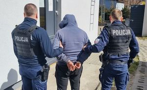 policjanci z nietrzeźwym traktorzystą