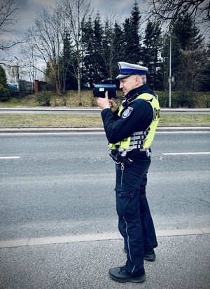 policjanci podczas działań na drodze