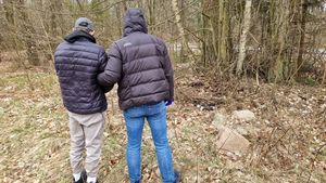 policjant z zatrzymanym