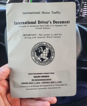 prawa jazdy i radiowóz