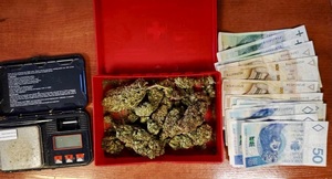 narkotyki i policjant z zatrzymanym