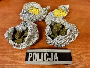 narkotyki i policjant z zatrzymanym