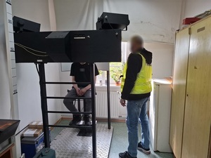 policjanci podczas czynności z zatrzymanym