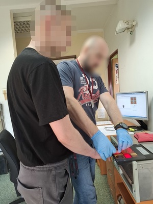 policjanci podczas czynności z zatrzymanym