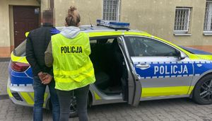 policjantka z zatrzymanym poszukiwanym