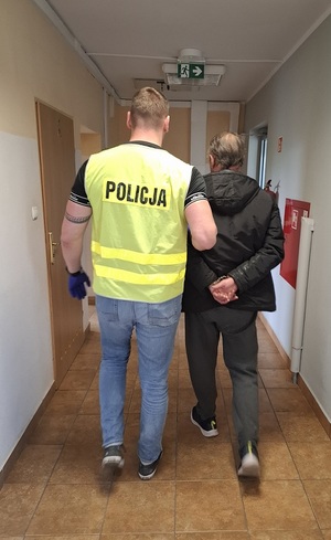 policjant z zatrzymanym