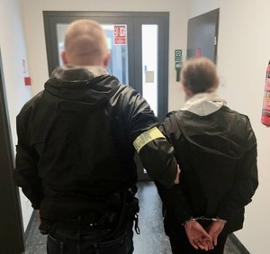 policjant z zatrzymaną