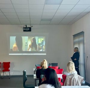 policjanci podczas spotkania profilaktycznego