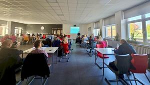 policjanci podczas spotkania profilaktycznego