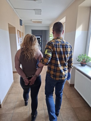 policjant z zatrzymanym