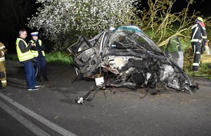 policjanci pracowali na miejscu śmiertelnego wypadku