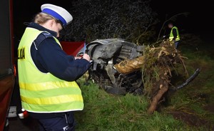 policjanci pracowali na miejscu śmiertelnego wypadku