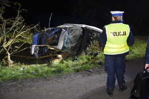 policjanci pracowali na miejscu śmiertelnego wypadku
