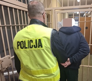 policjant z zatrzymanym sprawcą kradzieży rozbójniczej