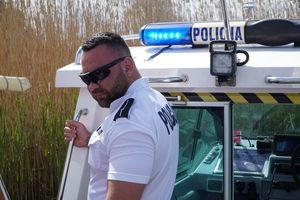 policjanci z komisariatu wodnego patrolują pętlę żuławską, podejmują interwencje wobec stermotorzystów