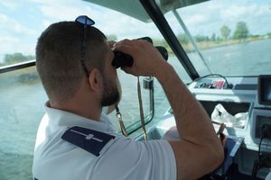 policjanci z komisariatu wodnego patrolują pętlę żuławską, podejmują interwencje wobec stermotorzystów