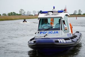 policjanci z komisariatu wodnego patrolują pętlę żuławską, podejmują interwencje wobec stermotorzystów