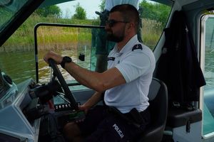 policjanci z komisariatu wodnego patrolują pętlę żuławską, podejmują interwencje wobec stermotorzystów