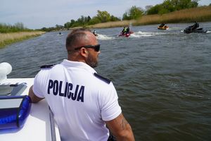 policjanci z komisariatu wodnego patrolują pętlę żuławską, podejmują interwencje wobec stermotorzystów