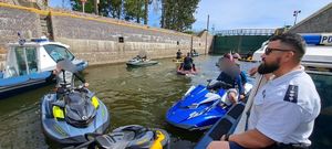 policjanci z komisariatu wodnego patrolują pętlę żuławską, podejmują interwencje wobec stermotorzystów