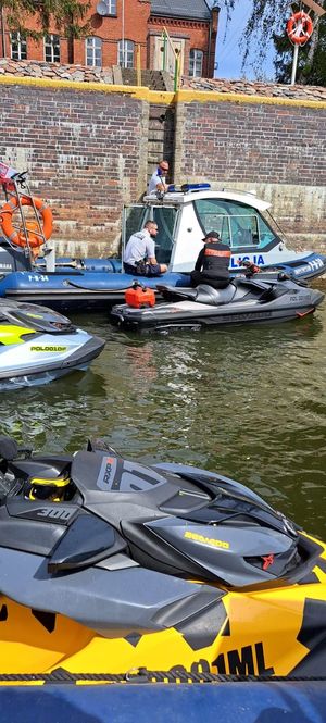 policjanci z komisariatu wodnego patrolują pętlę żuławską, podejmują interwencje wobec stermotorzystów