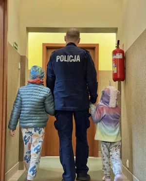 policjant z dziećmi
