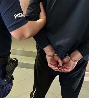 policjant z zatrzymanym