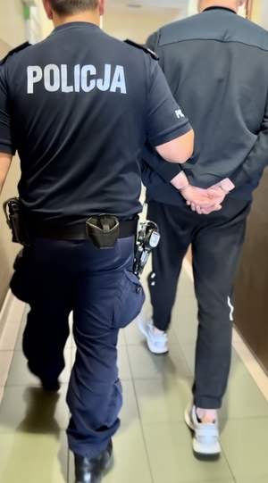 policjant z zatrzymanym