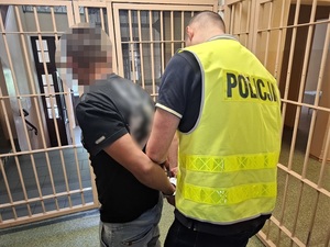 policjanci z zatrzymanym i zabezpieczone środki