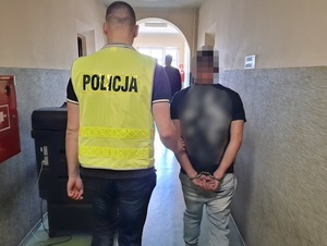 policjanci z zatrzymanym i zabezpieczone środki