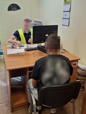 policjanci z zatrzymanym i zabezpieczone środki