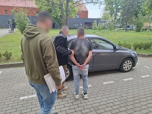 policjanci z zatrzymanym i zabezpieczone środki