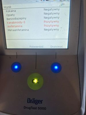 policjanci podczas zatrzymania kierującego po alkoholu i narkotykach