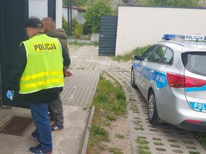 policjanci z zatrzymanymi