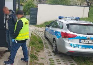 policjanci z zatrzymanymi