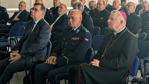 Dzisiaj w auli komendy wojewódzkiej na terenie Oddziału Prewencji Policji w Gdańsku odbyło się sympozjum naukowo-pastoralne pod nazwą „Policja Polska: Przeszłość – Teraźniejszość-Przyszłość” połączone z 35-leciem powstania NSZZ Policjantów, 35-leciem poświęcenia kaplicy policyjnej, obchodami 85.rocznicy zbrodni katyńskiej oraz obchodami 100-lecia powstania Policji kobiecej. Sympozjum patronatem objął Metropolita  Gdański - ks. abp Tadeusz Wojda oraz Komendant Wojewódzki Policji w Gdańsku - insp. Bogusław Ziemba.