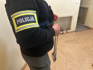 policjant z kajdankami zespolonymi