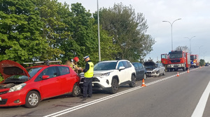 policjanci pracują na miejscu wypadku