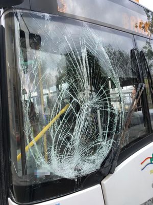 policjanci pracowali na miejscu zdarzenia drogowego z autobusem