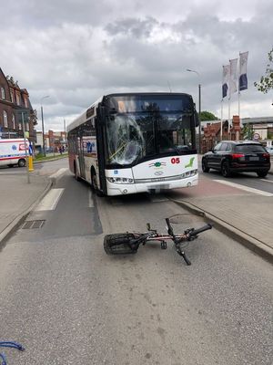 policjanci pracowali na miejscu zdarzenia drogowego z autobusem