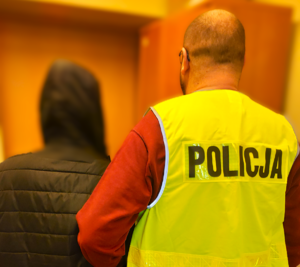 policjant z zatrzymanym