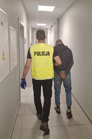 policjant z zatrzymanym