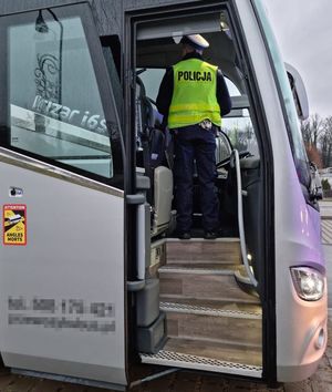 policjanci podczas kontroli auotbusów