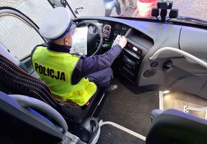 policjanci podczas kontroli auotbusów