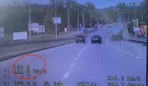 zrzut z wideorejestratora z prędkością ścigających się pojazdów