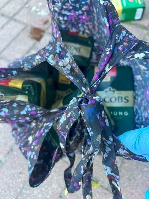 policjant z zatrzymanym i zabezpieczone przedmioty