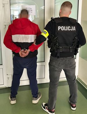 policjant z zatrzymanym i zabezpieczone przedmioty