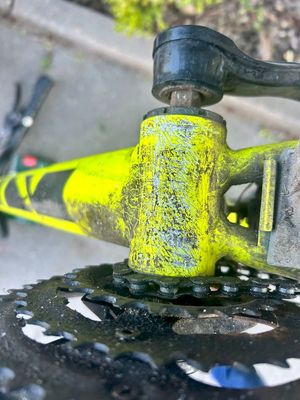 policjant z zatrzymanym i zabezpieczone przedmioty