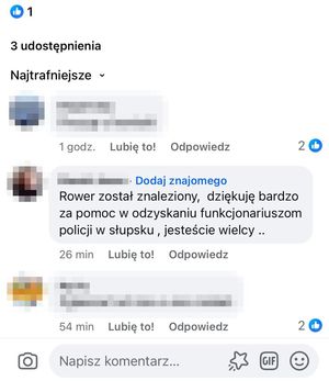 policjant z zatrzymanym i zabezpieczone przedmioty
