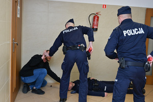 policjanci podczas eliminacji